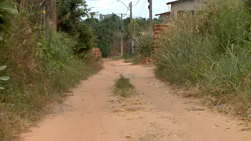 Moradores convivem há mais de 20 anos com poeira e lama no Maracanã