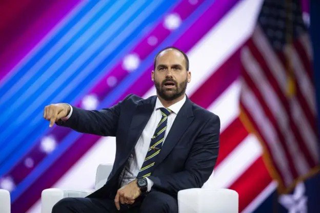 Justiça demite Eduardo Bolsonaro da Polícia Federal