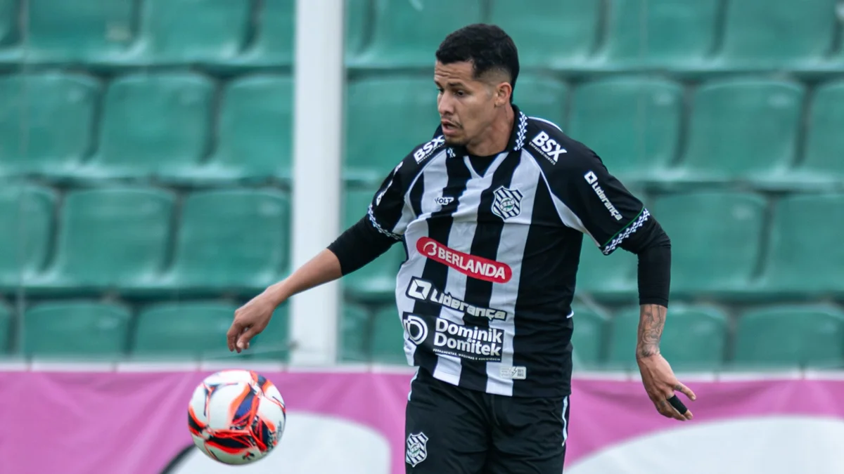 Figueirense vence, mas atacante perde gol inacreditável