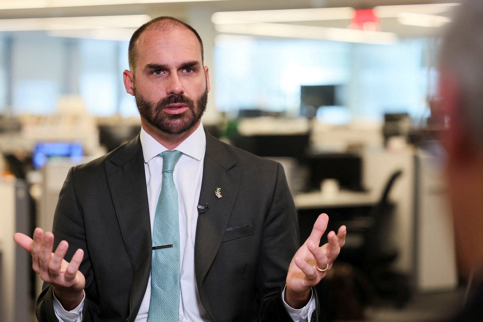 Justiça demite Eduardo Bolsonaro da PF por abandono