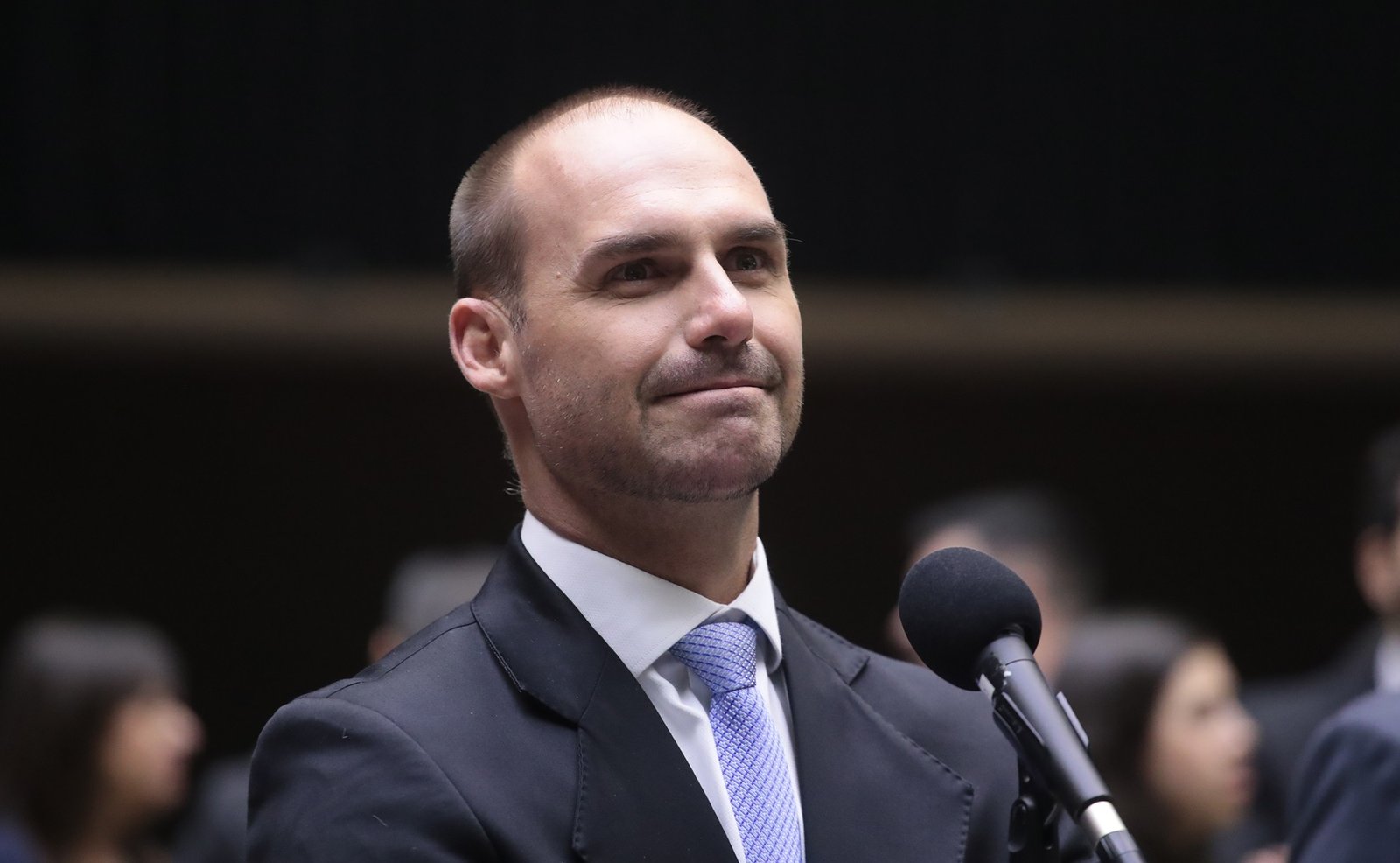 Justiça demite Eduardo Bolsonaro da PF por abandono