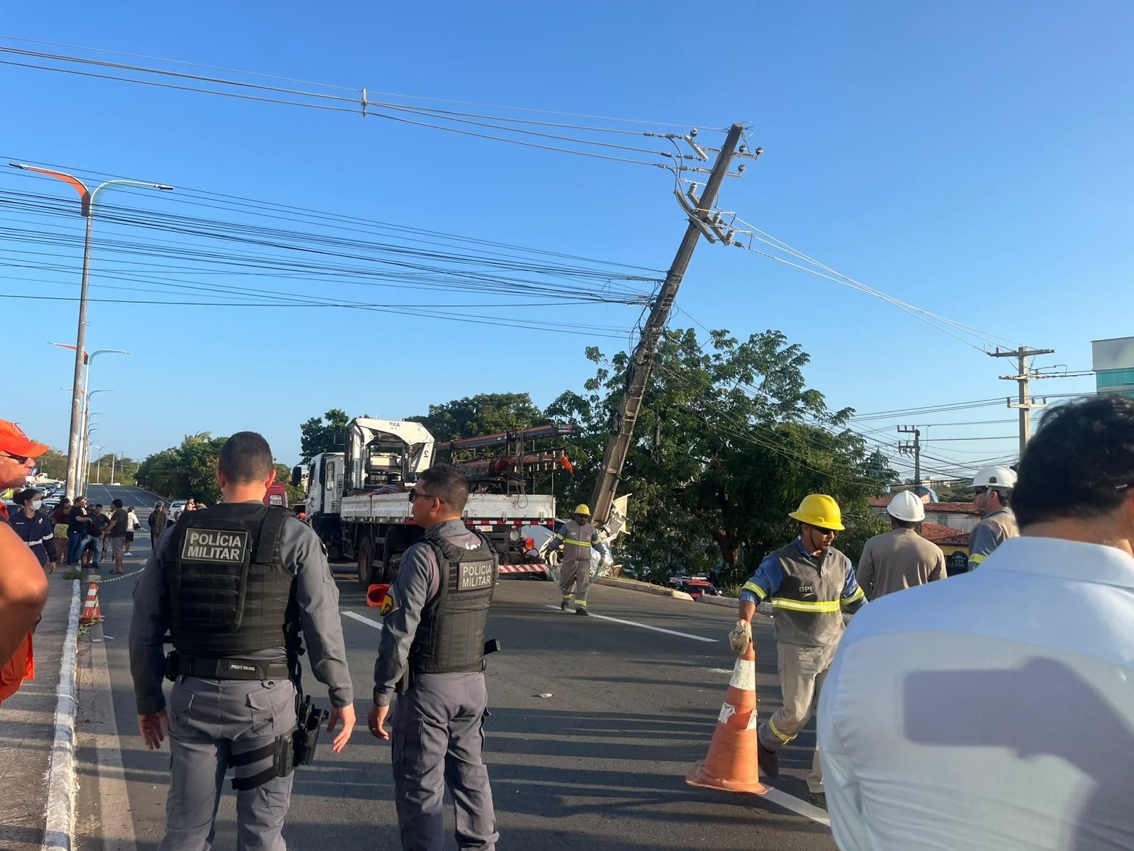 Poste danificado após acidente fatal oferece risco em São Luís