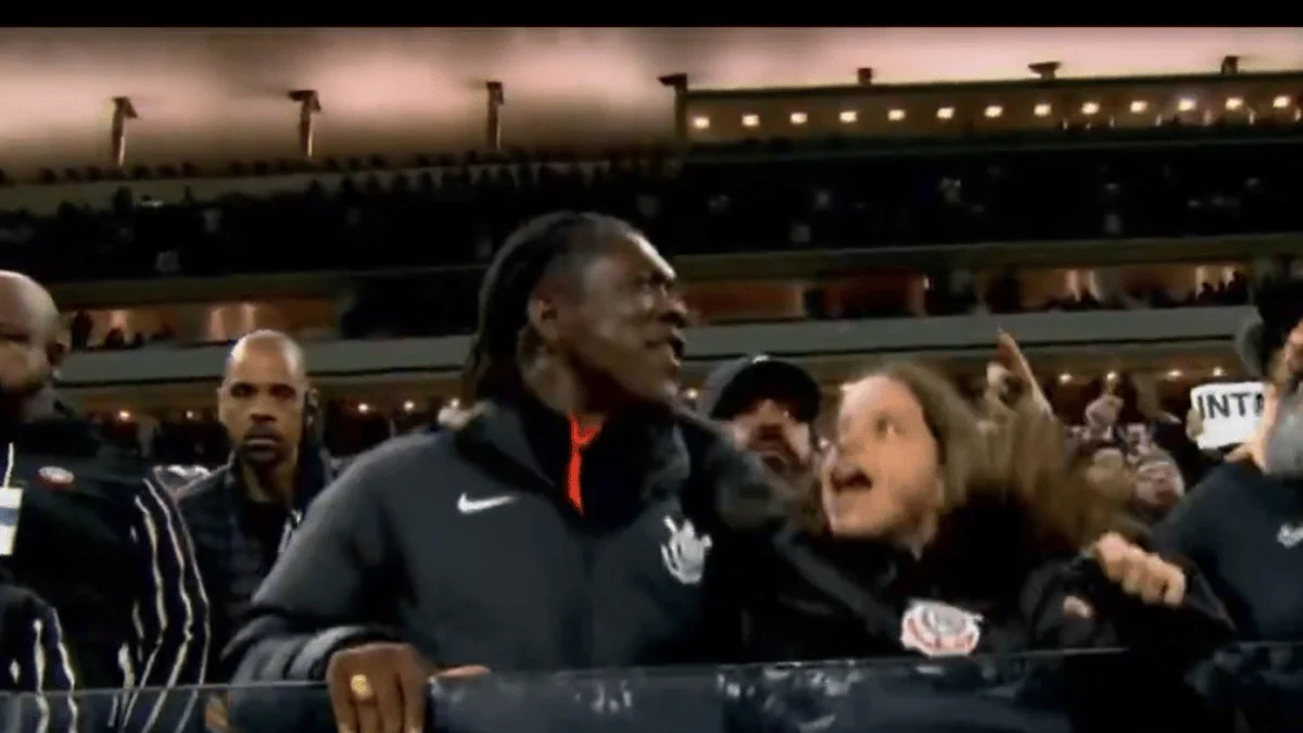 No meio da torcida, Seedorf faz coreografia com torcedores do Corinthians