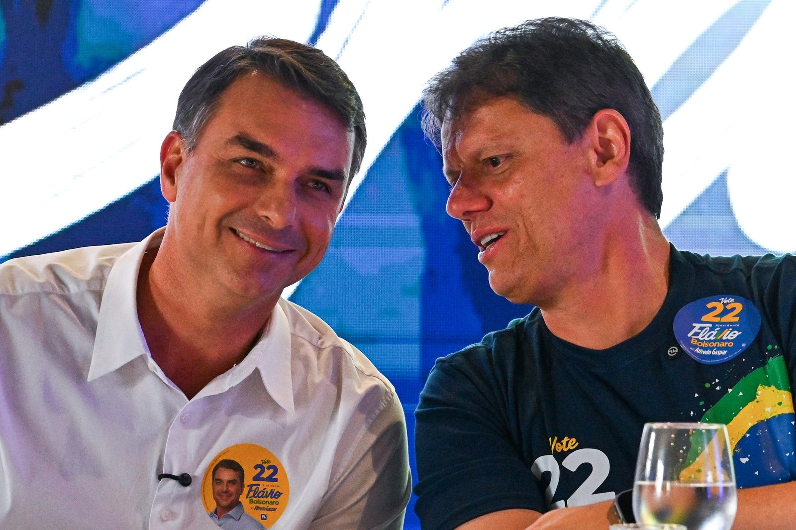 'Entendo indignação, mas caminho é seguir em frente', diz Tarcísio após Flávio Bolsonaro divulgar carta em que se declara 'líder do Brasil'