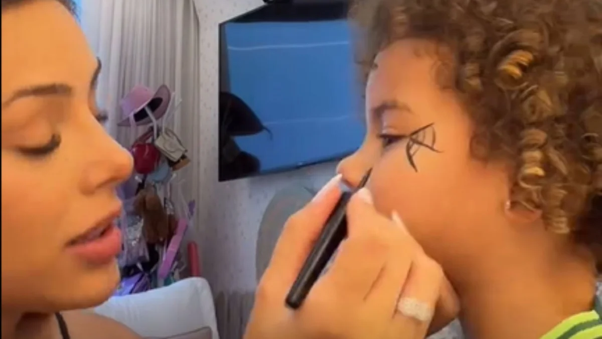 Filha de Neymar, Mavie aparece com a camiseta do Palmeiras, rival do Santos