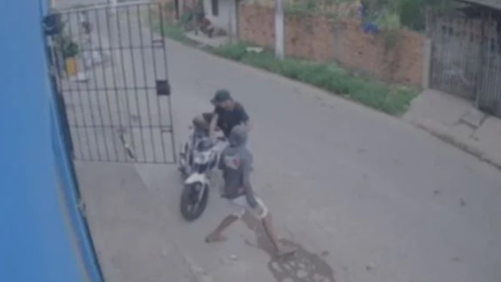 Criminosos assaltam estabelecimento comercial e roubam motocicleta em Pedreiras, no MA