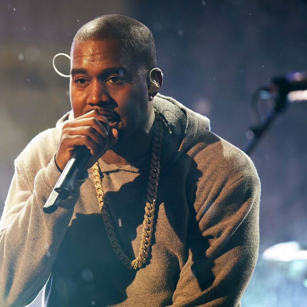 Kanye West se apresenta com o U2 na Times Square, em Nova York 1º de dezembro de 2014 REUTERS/Carlo Allegri • REUTERS
