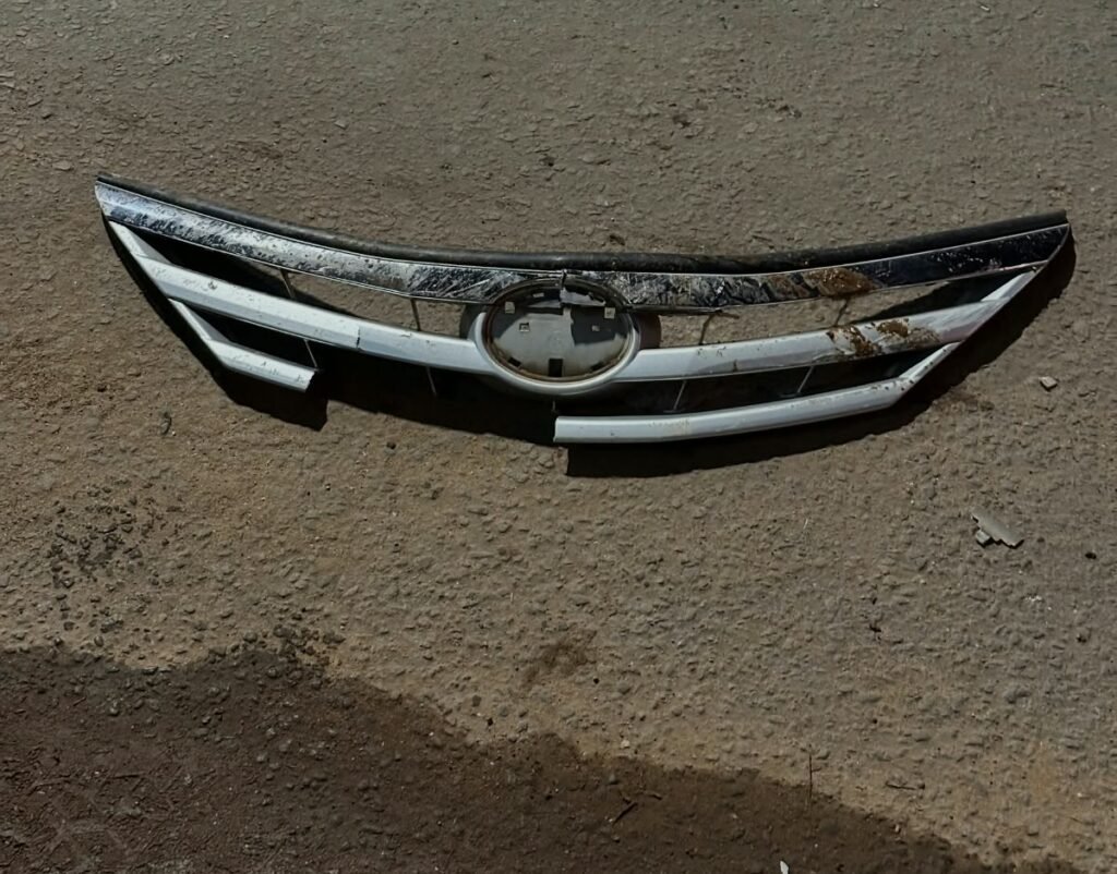 (Peças do carro ficaram no local. Foto: Reprodução.)