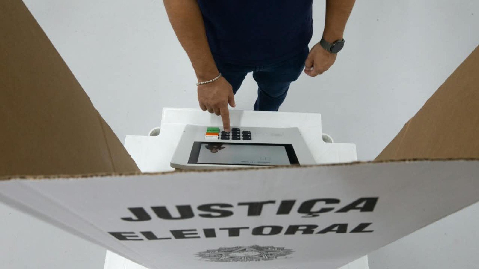 De desilusão com a política a viagens: abstenção nas eleições de 2026 é a maior desde 1998