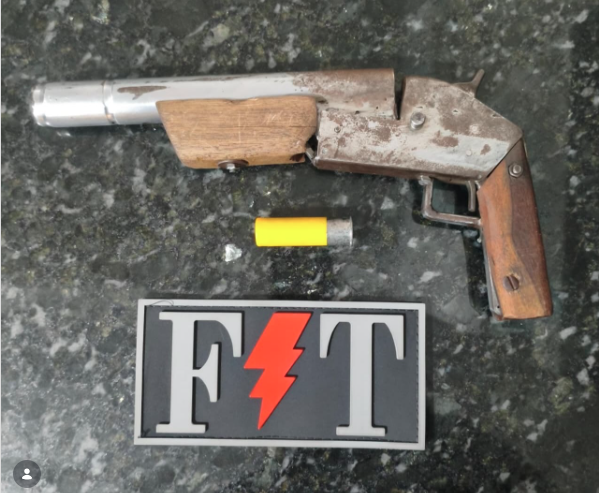 Arma de fogo é encontrada dentro de mochila de estudante de 14 anos em escola de Itapecuru-Mirim