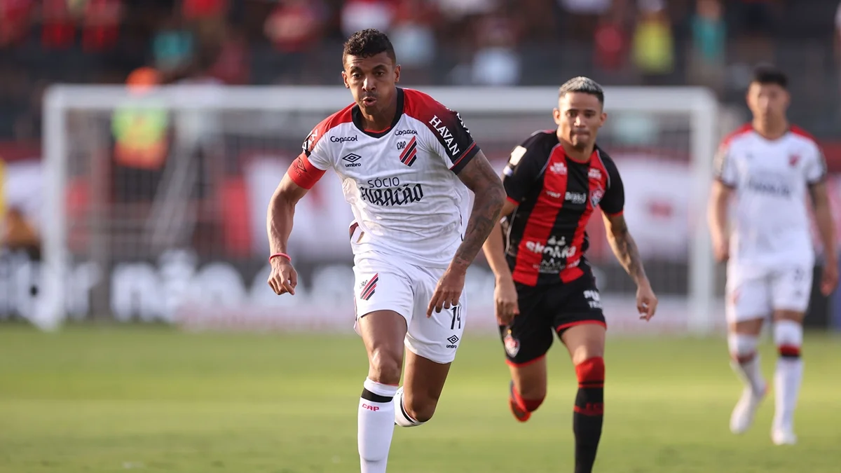 Brasileirão: no Barradão, Vitória e Athletico-PR empatam em 1 x 1