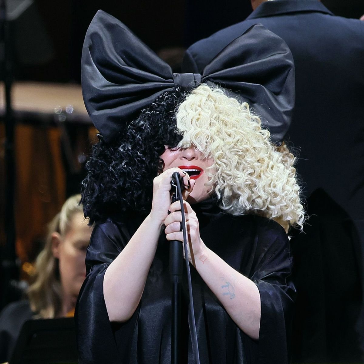 Sia em apresentação em 2024 • Jemal Countess/Getty Images for Anti-Defamation League