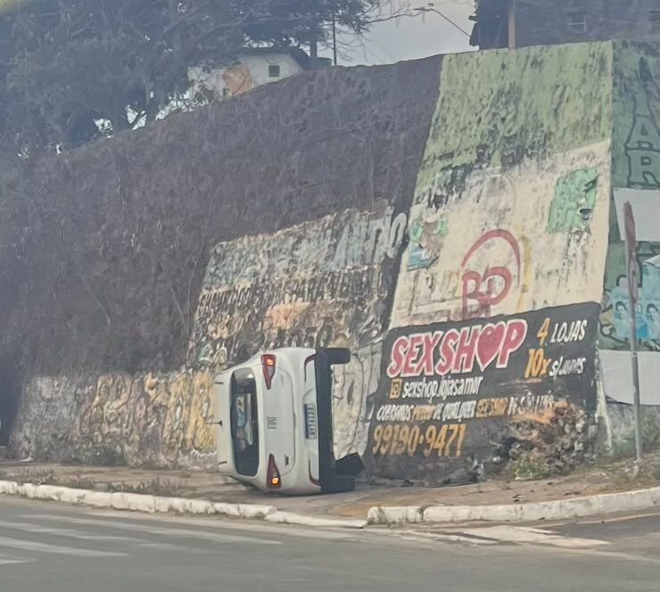 Carro perde controle em alça do Viaduto do Monte Castelo e cai na calçada da Av. Camboa