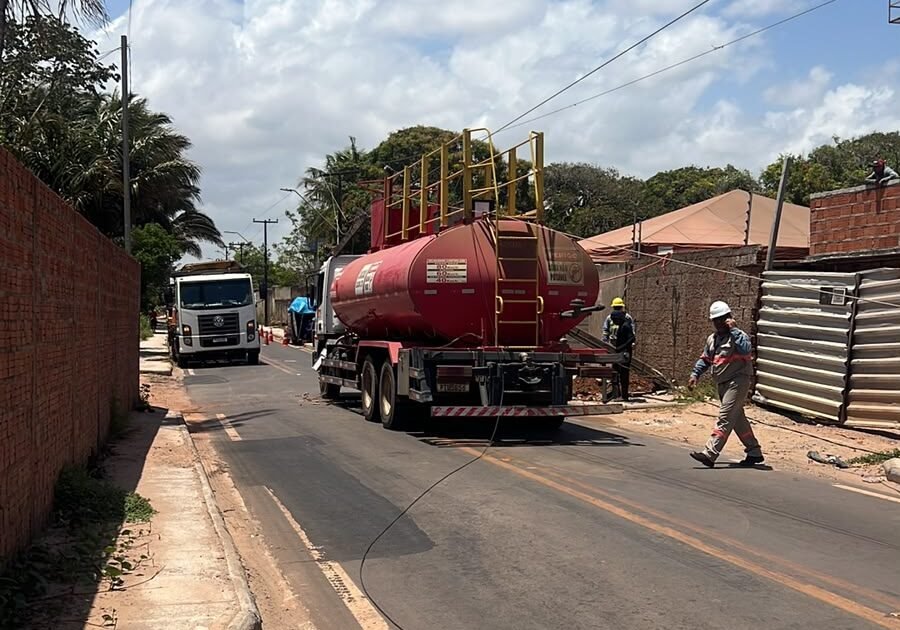 Caminhão-pipa arrasta fiação e causa falta de energia na Região do Pq. Vitória
