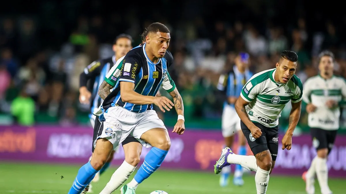 Braithwaite marca nos acréscimos e Grêmio vence Coritiba no Couto Pereira