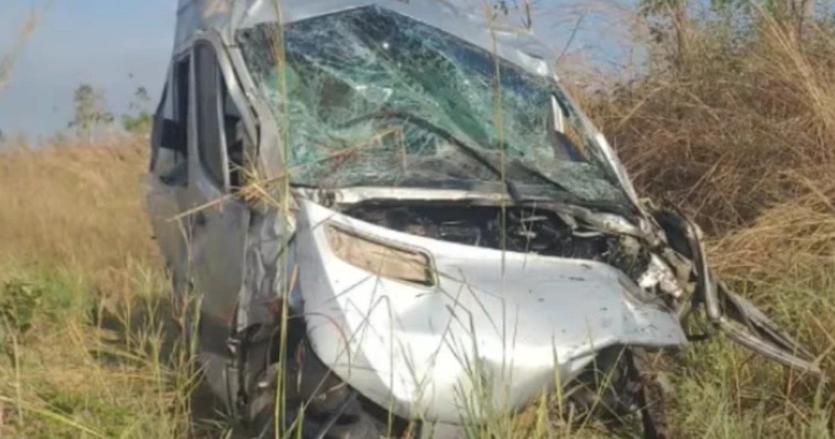 Colisão frontal entre van e carro de passeio deixa três mortos e dois feridos na BR-222, no MA