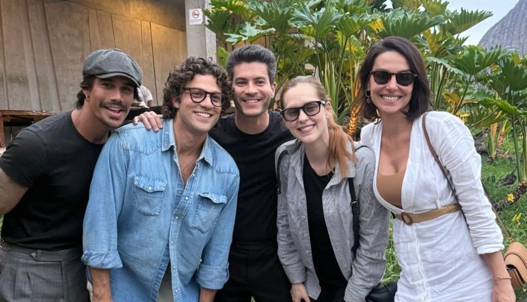 Elenco de "Rebelde" lamenta reencontro tardio e homenageia Lua Blanco