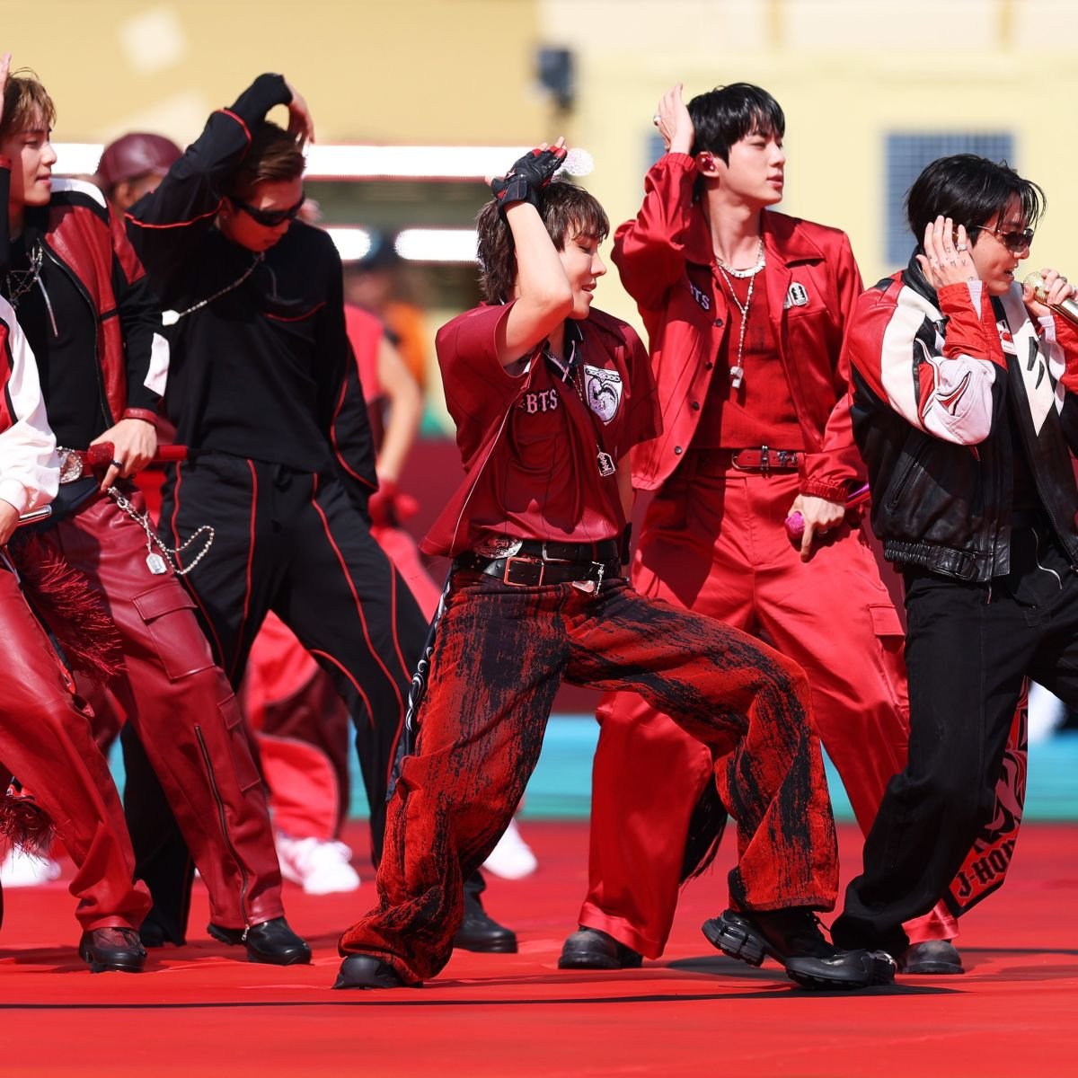 Integrantes do BTS durante final da Copa do Mundo 2026 • Carl Recine/Getty Images
