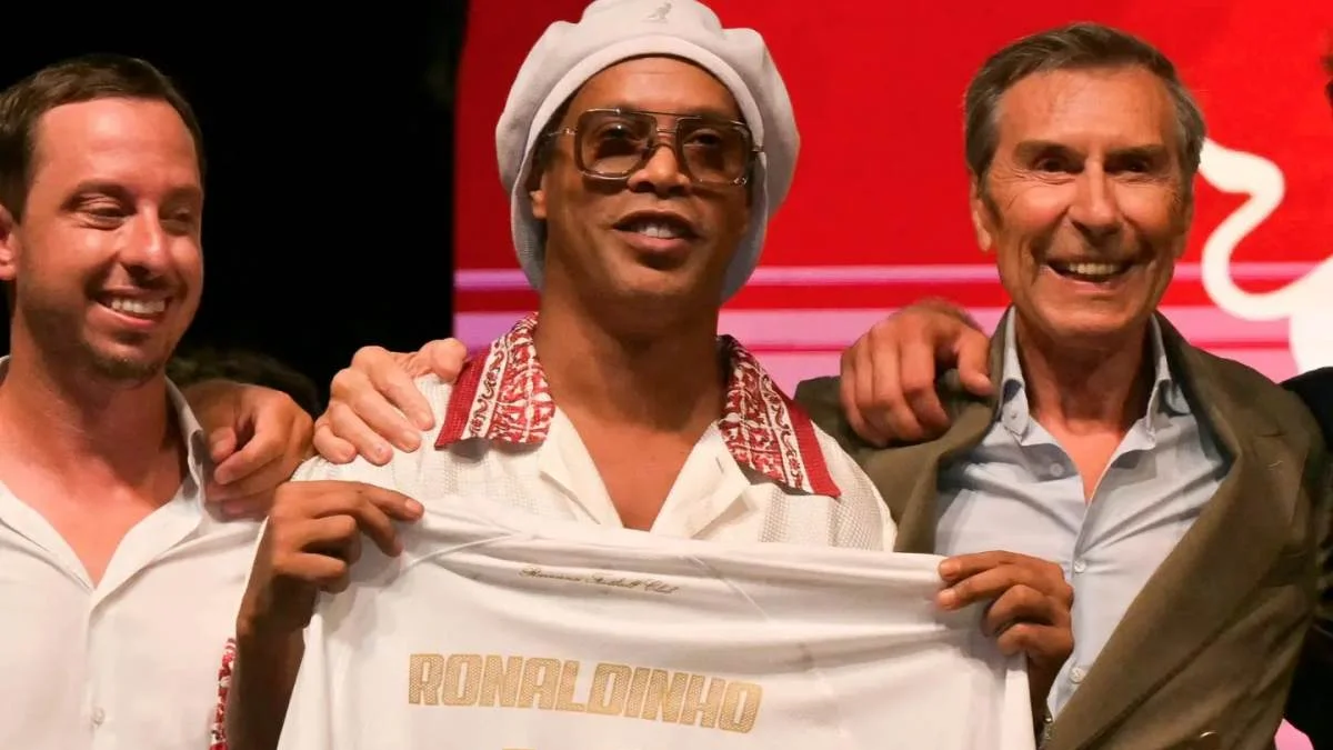 Ronaldinho Gaúcho anuncia volta aos gramados em novembro
