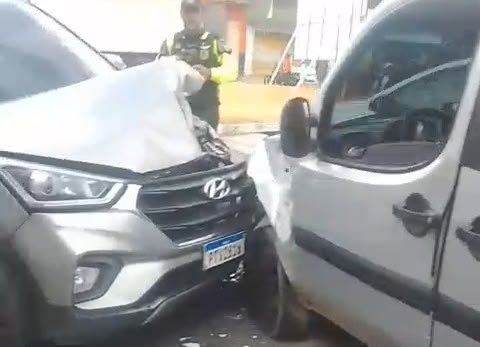 Vídeo: dois carros têm a parte frontal destruída após batida na Forquilha, em São Luís