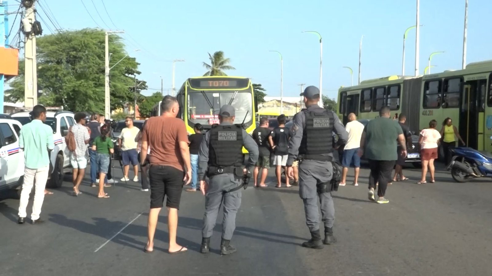 Familiares e amigos protestam após morte de motociclista na Cohab, em São Luís