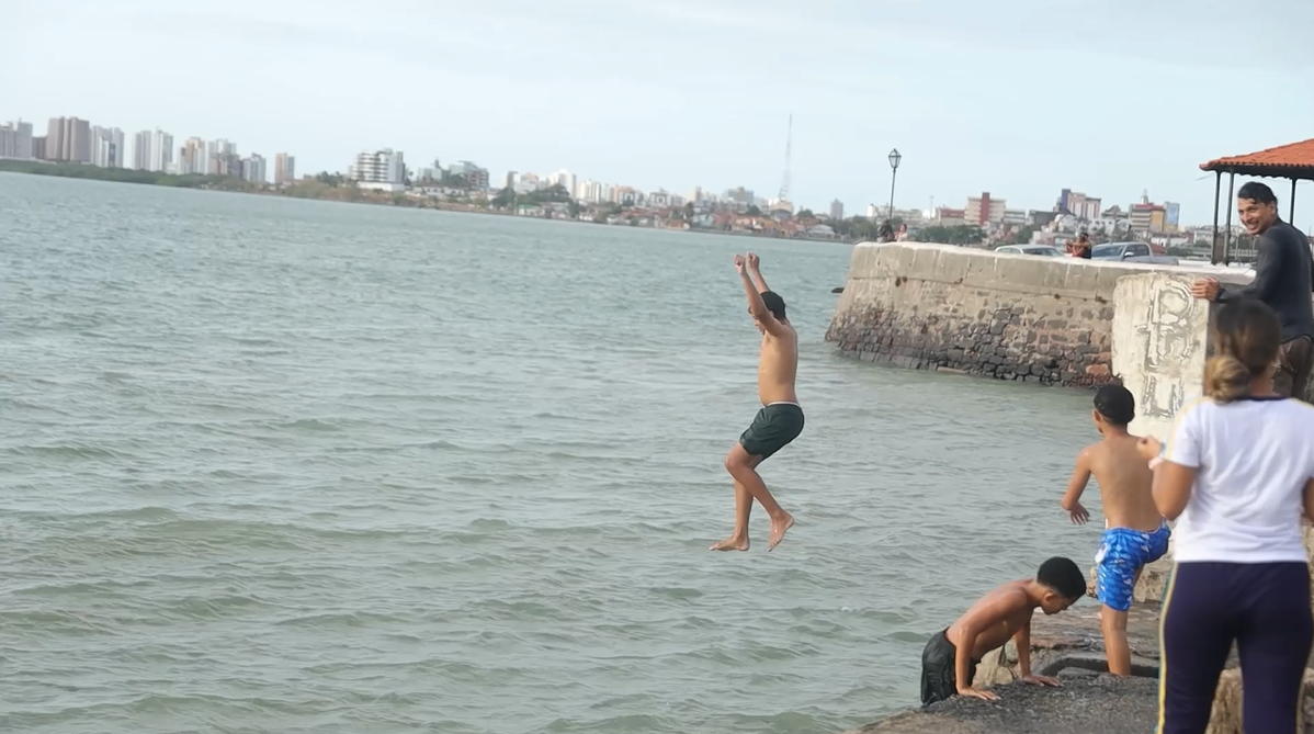 Banho vira atração na Praia Grande, mas Corpo de Bombeiros alerta para riscos