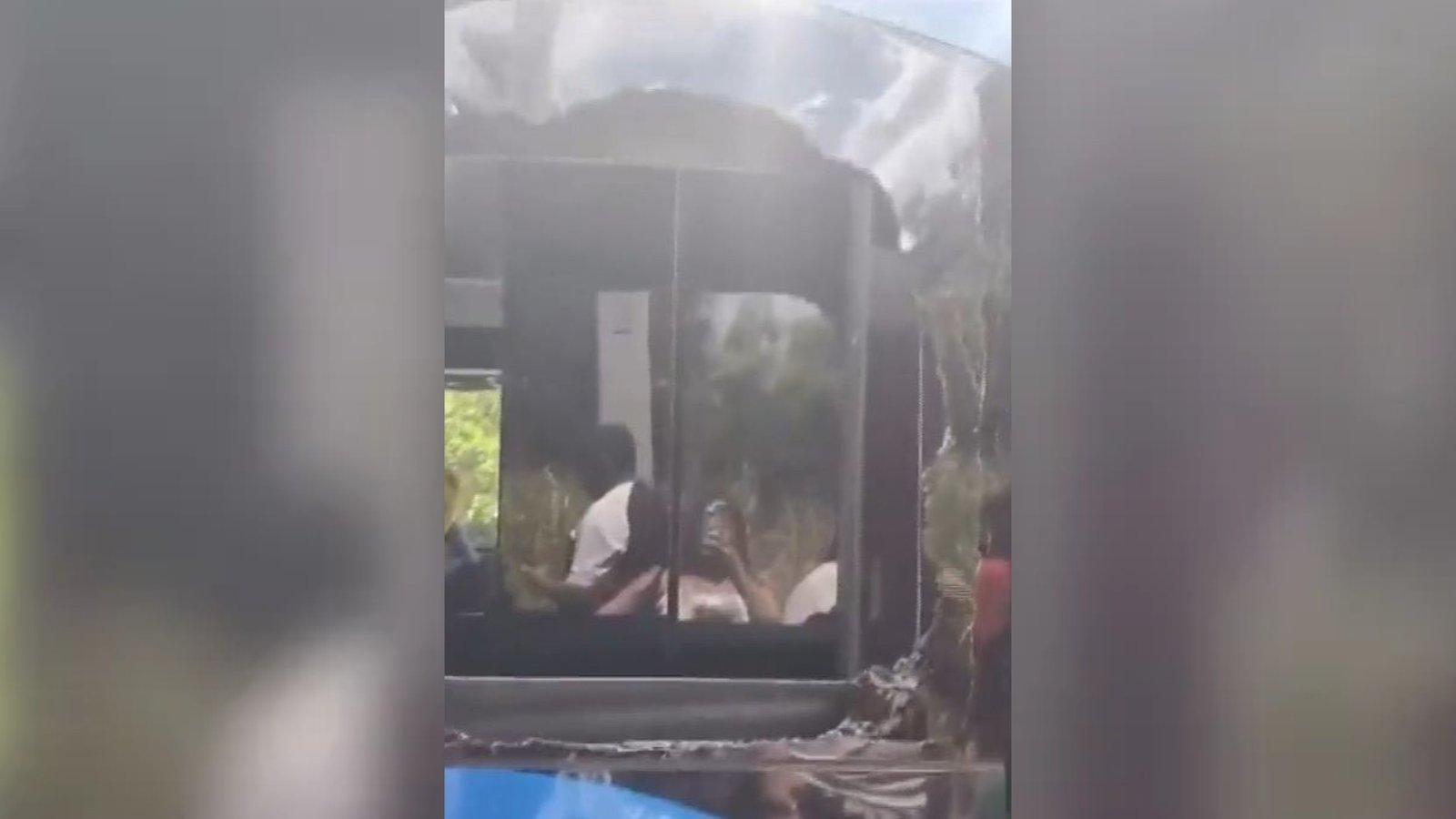 Passageiro quebra janela com extintor e pula de ônibus em movimento na BR-316, no MA