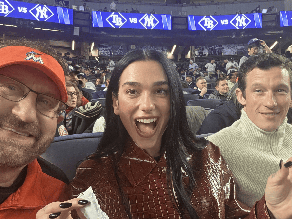 Dua Lipa e Callum Turner se encontram com fã famoso de beisebol • X/Marlins Man