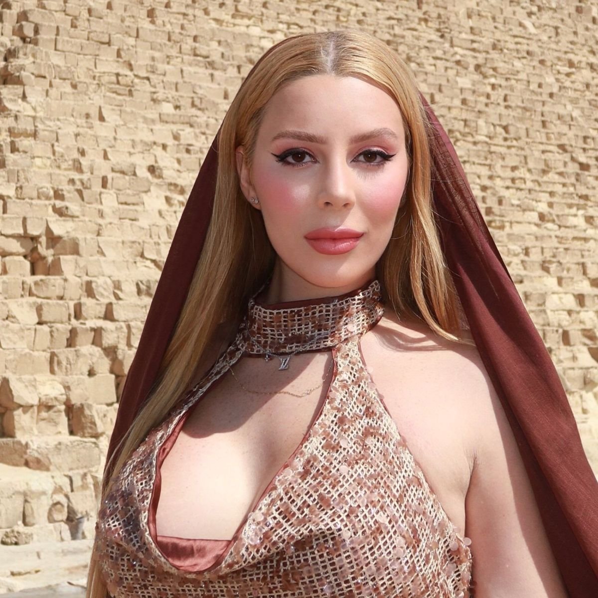 Quem é Malévola, influenciadora trans que foi presa no Egito