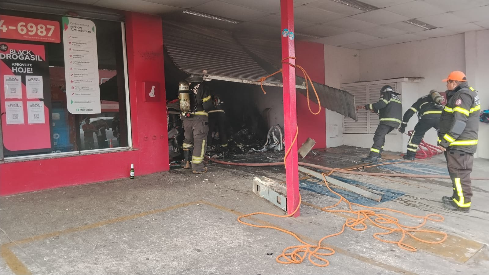 Incêndio atinge farmácia na Cidade Operária; não há feridos