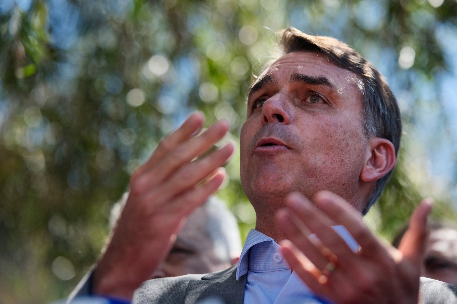 Flávio Bolsonaro volta a falar em 'redemocratizar' o Brasil: 'instituições têm que voltar a ser respeitadas'