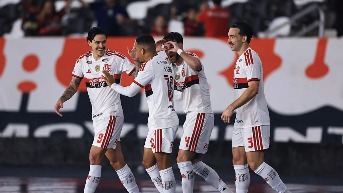 Com dois de Pedro e Samuel Lino, Flamengo goleia o Vasco no Brasileirão