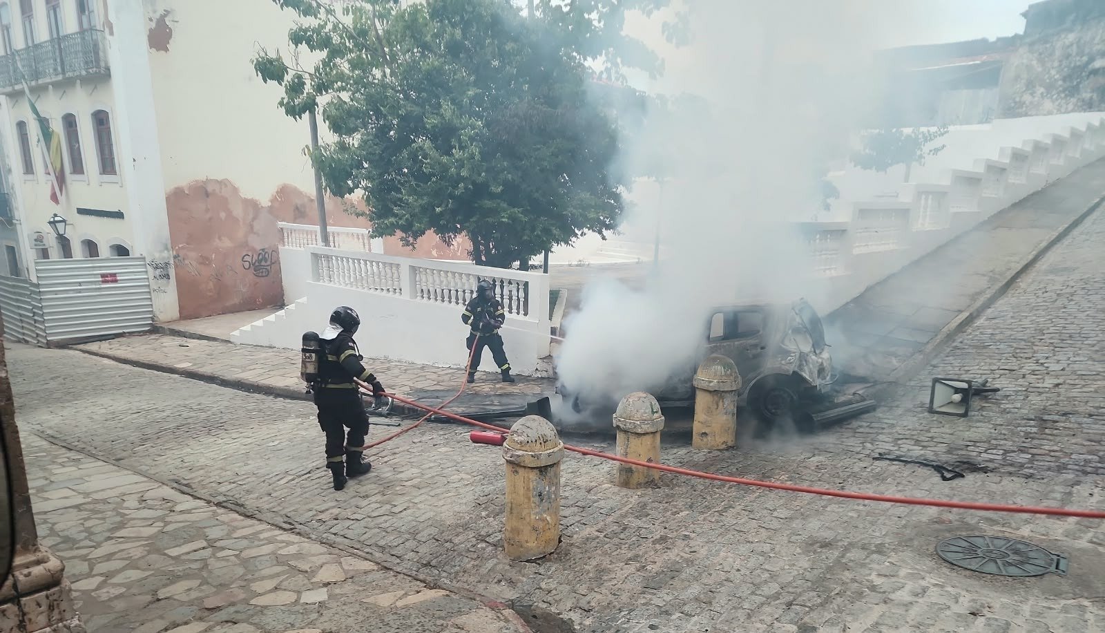 Vídeo: carro pega fogo, perde o freio, desce ladeira e derruba dois postes no Centro Histórico