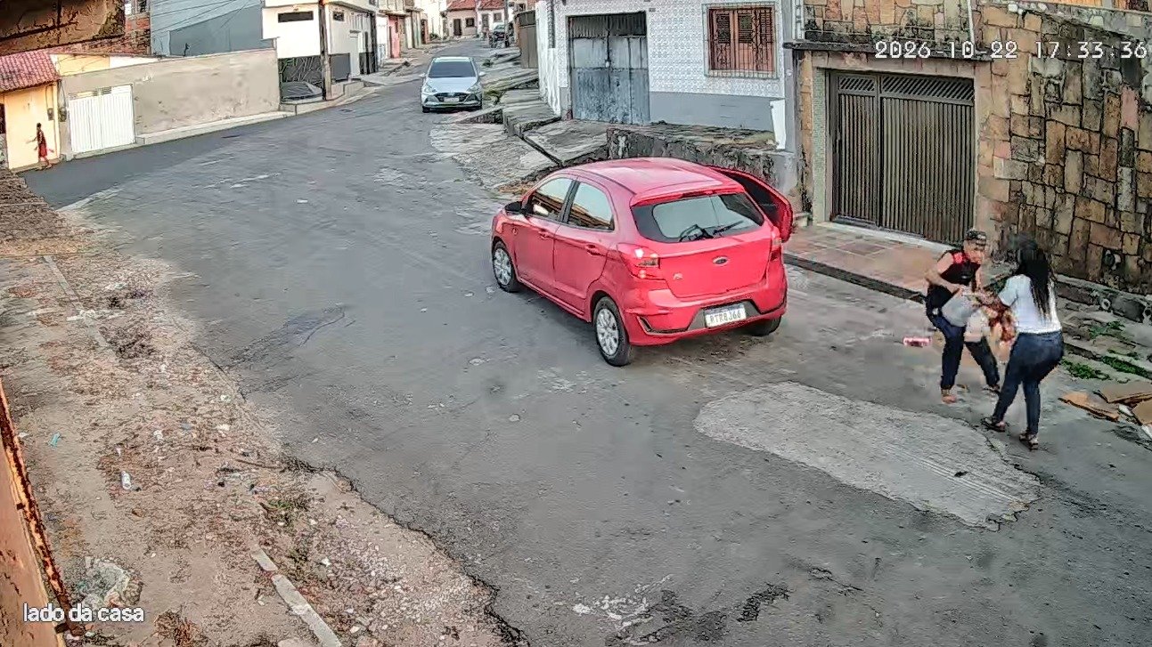 VÍDEO: grupo para carro ao lado de mulher e rouba bolsa e celular no Monte Castelo