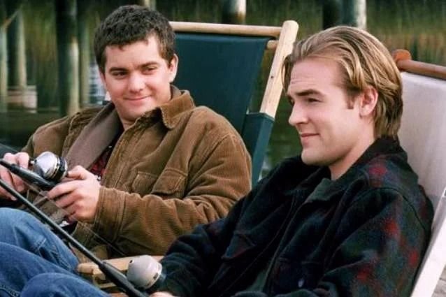 Ator de "Dawson's Creek" se emociona ao homenagear James Van Der Beek
