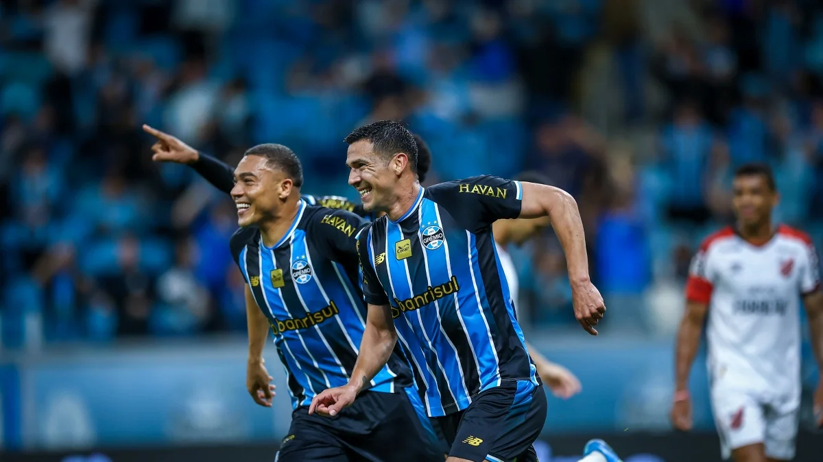 Grêmio derrota Athletico-PR e deixa a zona de rebaixamento do Brasileirão