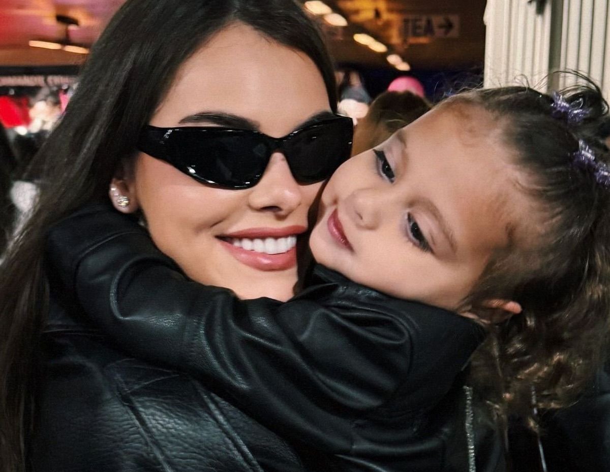 Amanda Kimberlly posa com a filha, Helena, de 2 anos • Instagram/Amanda Kimberlly