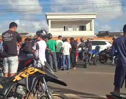 Carro e motocicleta batem na Estrada do Araçagy; trânsito fica congestionado