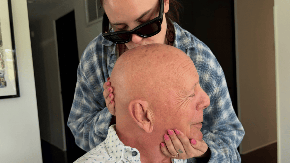 Filha de Bruce Willis e Demi Moore, Tallulah, em momento de carinho com o pai • Instagram/Tallulah Willis