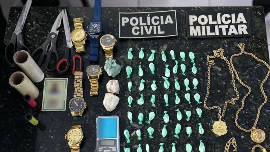Mulher é presa por tráfico durante buscas por companheiro suspeito de tentativa de feminicídio