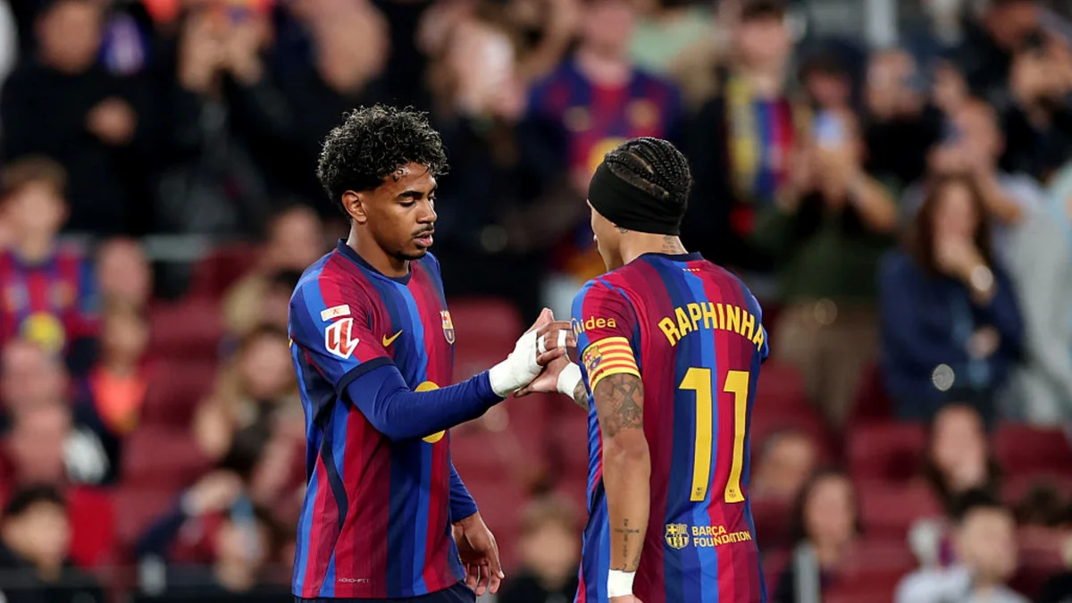 Com dois de Raphinha, Barcelona atropela Alavés e retoma liderança
