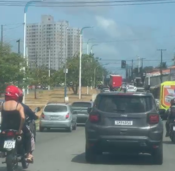 Carreta quebra e causa congestionamento na Av. dos Franceses, em São Luís
