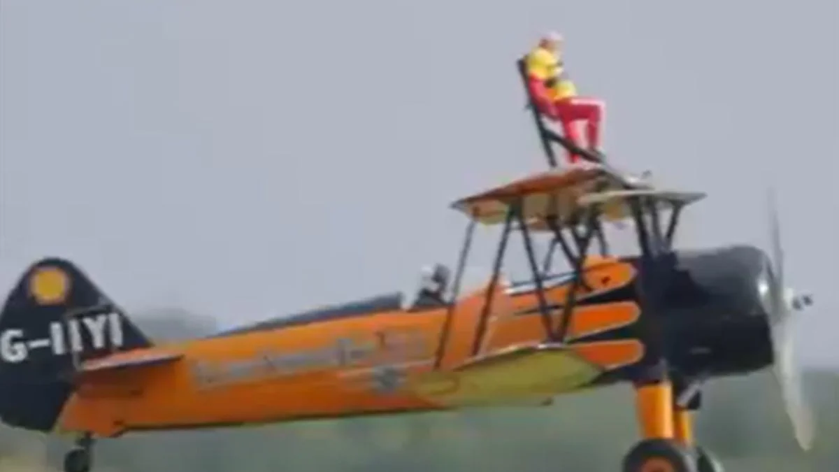 Mulher de 99 anos entra para o Guinness após fazer manobras em asa de avião