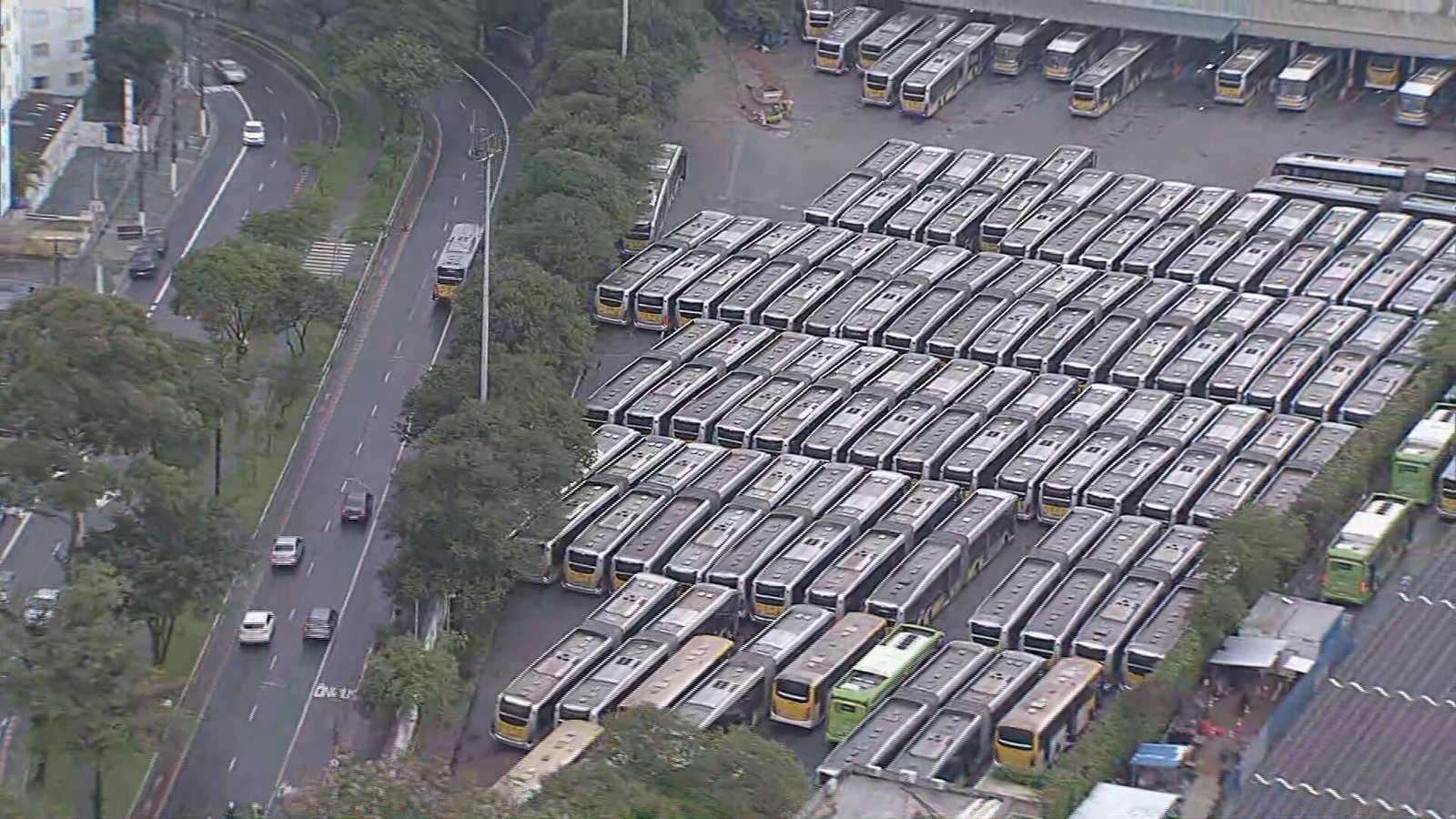 Após denúncia de frota de ônibus reduzida, eleitores de SP podem votar até as 19h; decisão do STF vale para todo o país