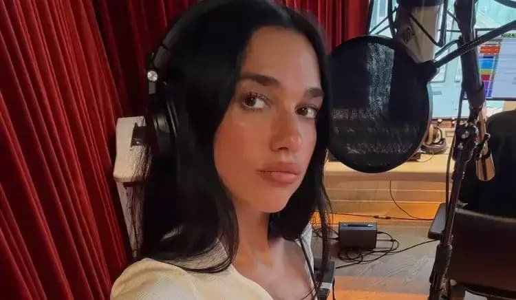 Dua Lipa exige R$ 75 milhões da Samsung por uso de foto em embalagens de televisores
