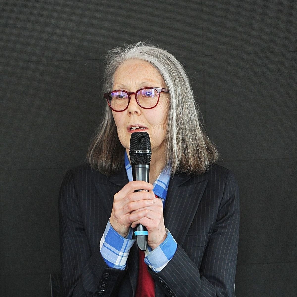 Anne Carson reage ao Prêmio Nobel de Literatura 2026; veja momento